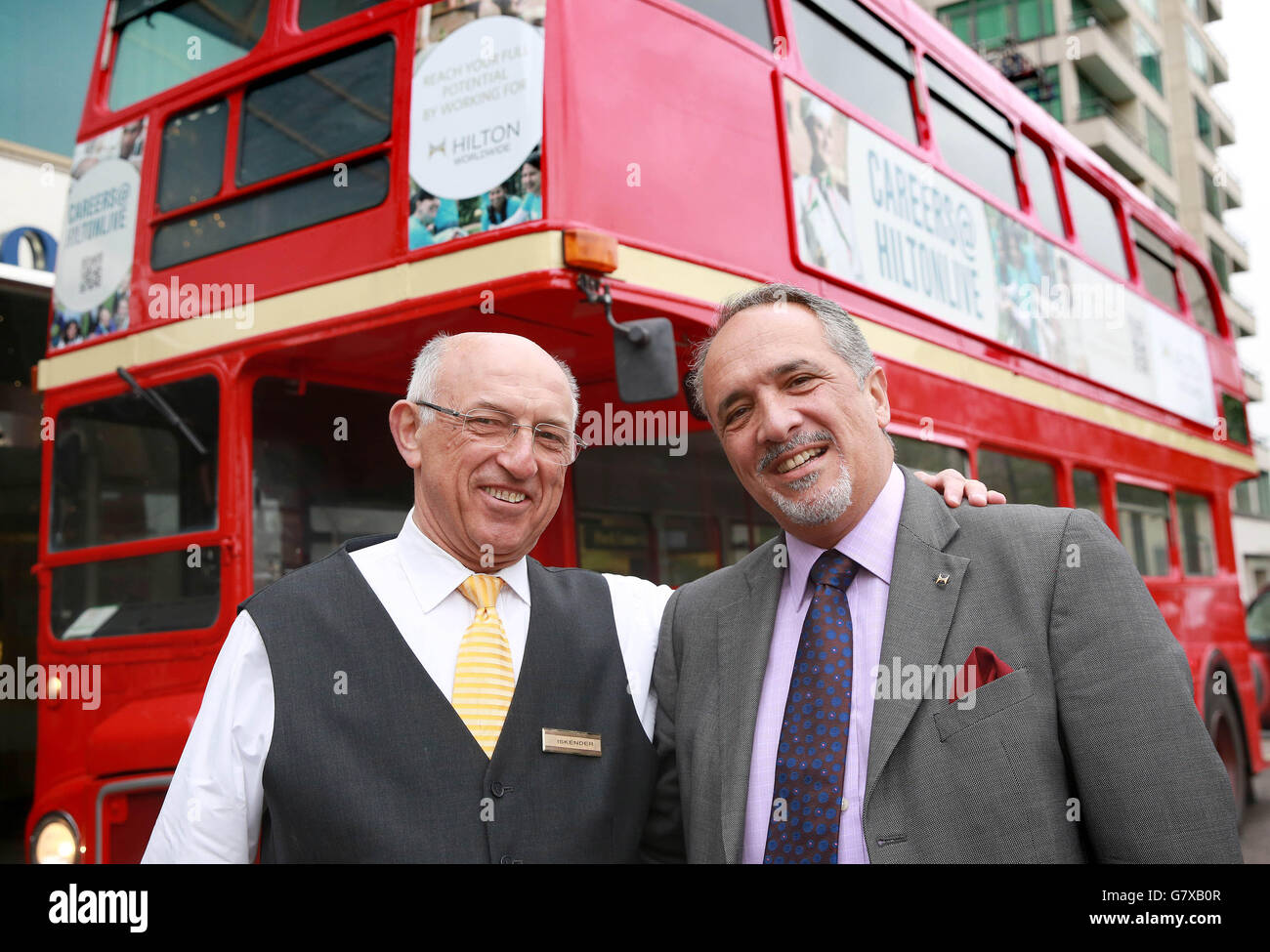 Ben Bengougam, Vice President Human Resources EMEA per Hilton Worldwide (Right) lancia il Careers@HiltonLive London Bus Tour con Iskender Altindal, Room Service Manager presso l'hotel che ha lavorato per il marchio per 51 anni, al di fuori di London Hilton su Park Lane. Foto Stock