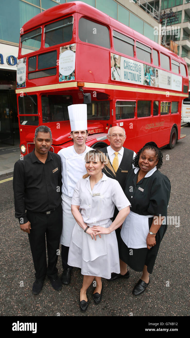 SOLO PER USO EDITORIALE (da sinistra a destra) Hilton Worldwide staff, Abdul Ahmed, Linen Porter, Emmanuel Bonneau, Chef Patissier, Lucia Finanda, Key Maid Housekeeper, Iskender Altindal, Room Service Manager e Eunice Mukoro, Public Area Attendant, lanciano il tour degli autobus Careers@HiltonLive di Londra fuori dall'Hilton di Londra su Park Lane. Foto Stock