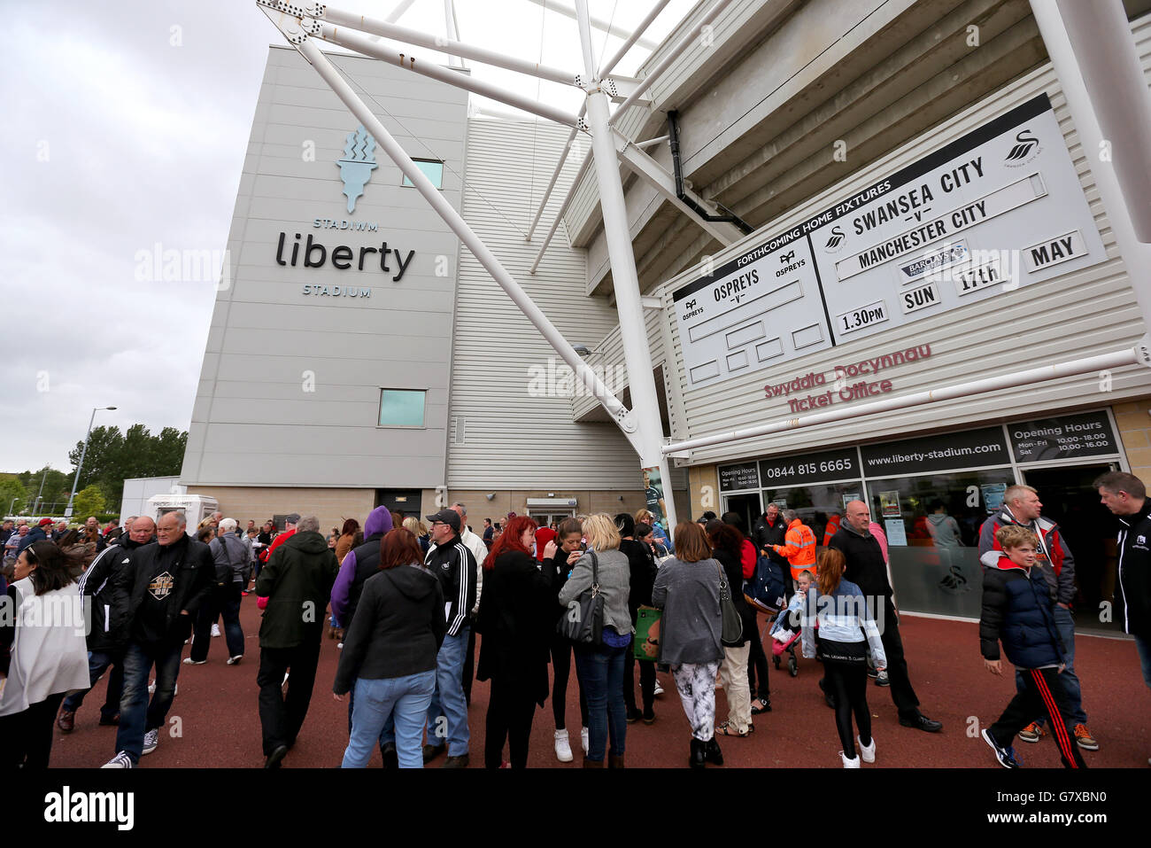 I fan di Swansea City si riuniscono fuori dal campo prima della partita della Barclays Premier League al Liberty Stadium di Swansea. Foto Stock