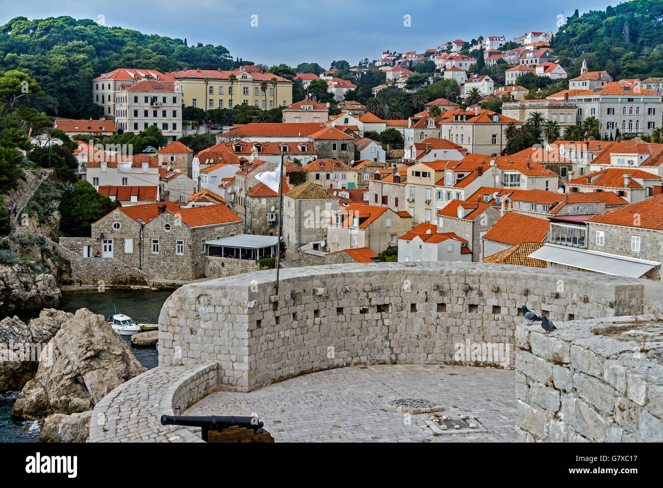 Una parte della parete della città e la città di Dubrovnik Croazia Foto Stock