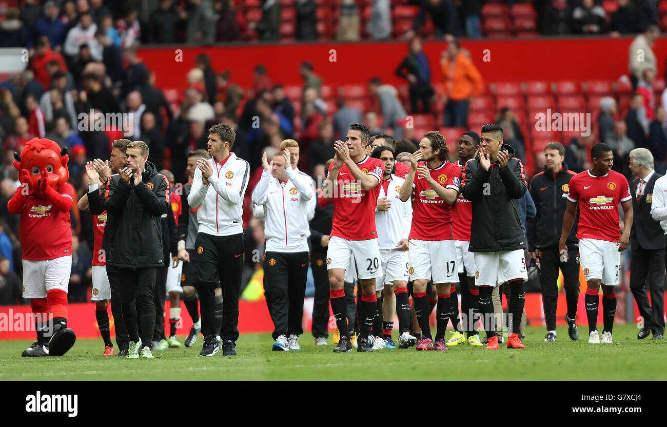 I giocatori del manchester united applaudono i fan immagini e