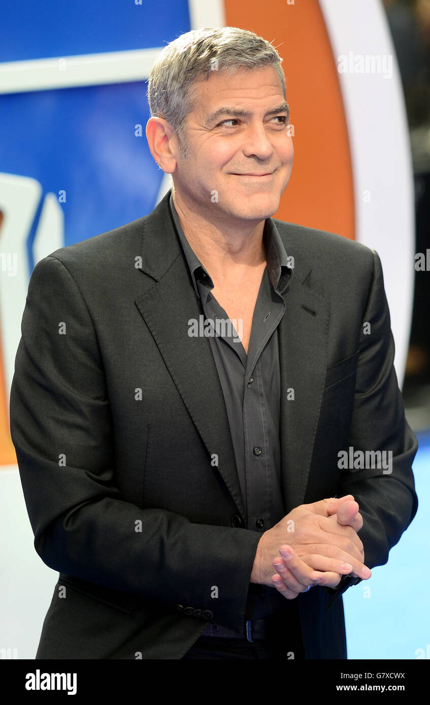 George Clooney arriva per la prima volta di Tomorrowland: A World Beyond, all'Odeon Leicester Square, Londra. Foto Stock