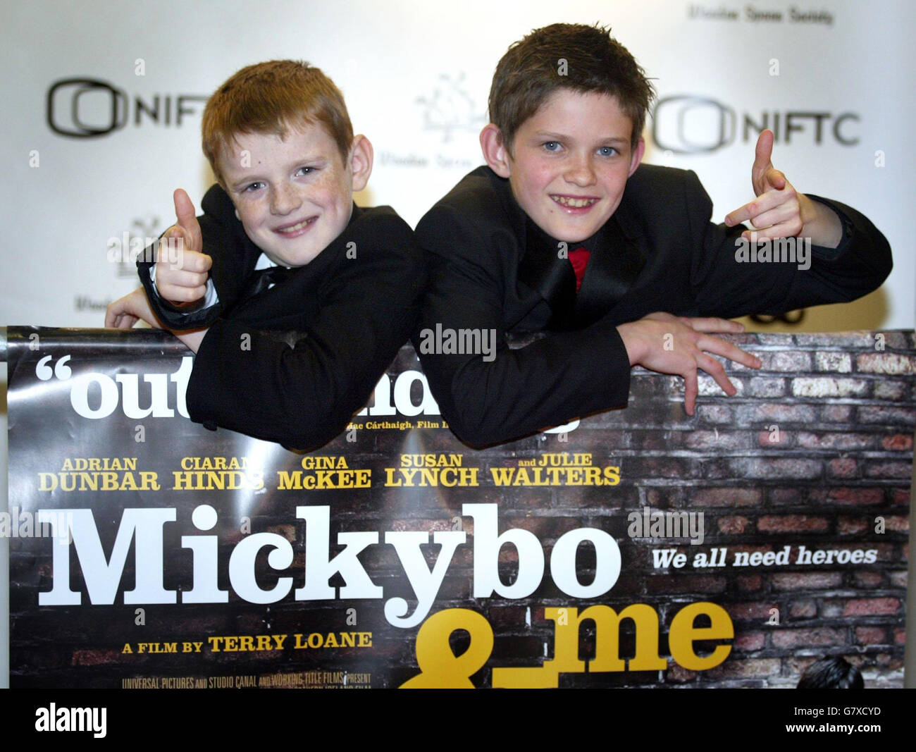 Due delle future star cinematografiche dell'Irlanda del Nord Niall Wright (13) (destra) e John-Jo McNeill (12), all'Odyssey Belfast, Un assaggio della propria Hollywood Walk of Fame mentre si preparano per la loro grande serata alla Premiere Mondiale di Mickybo & Me. I due attori principali sono stati scelti dopo un esteso processo di casting con più di 900 ragazzi che ascoltano per parte. Ci sono grandi speranze che possa promuovere l'Irlanda del Nord come una posizione privilegiata per i produttori di film. Foto Stock