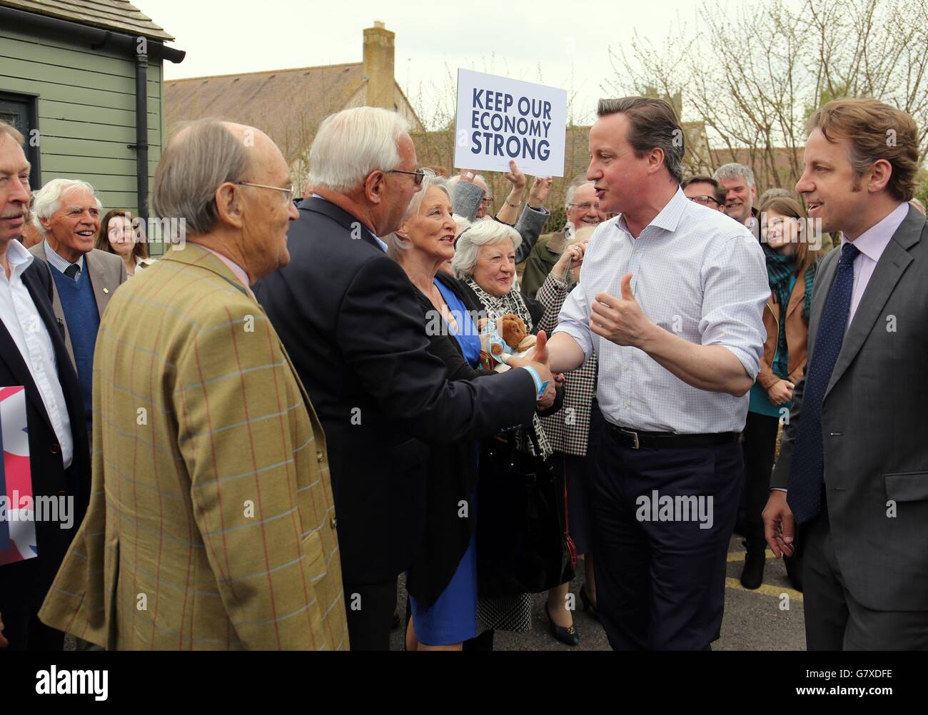 Il primo ministro David Cameron incontra i sostenitori nel villaggio di Norton sub Hamdon durante una visita elettorale generale nel Somerset. Foto Stock