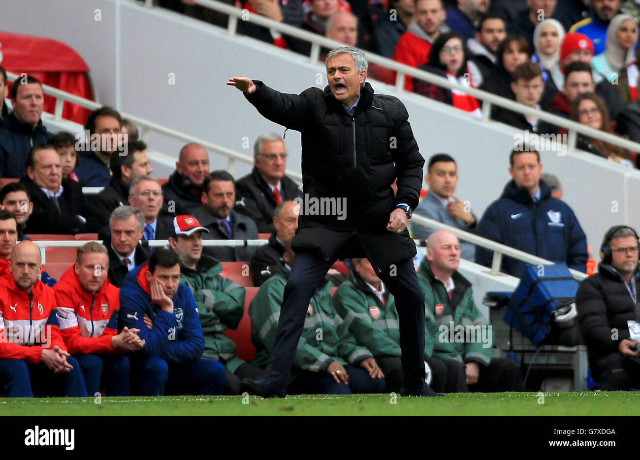Il manager del Chelsea Jose Mourinho è sulla linea di contatto durante la partita della Barclays Premier League allo Emirates Stadium di Londra. Foto Stock