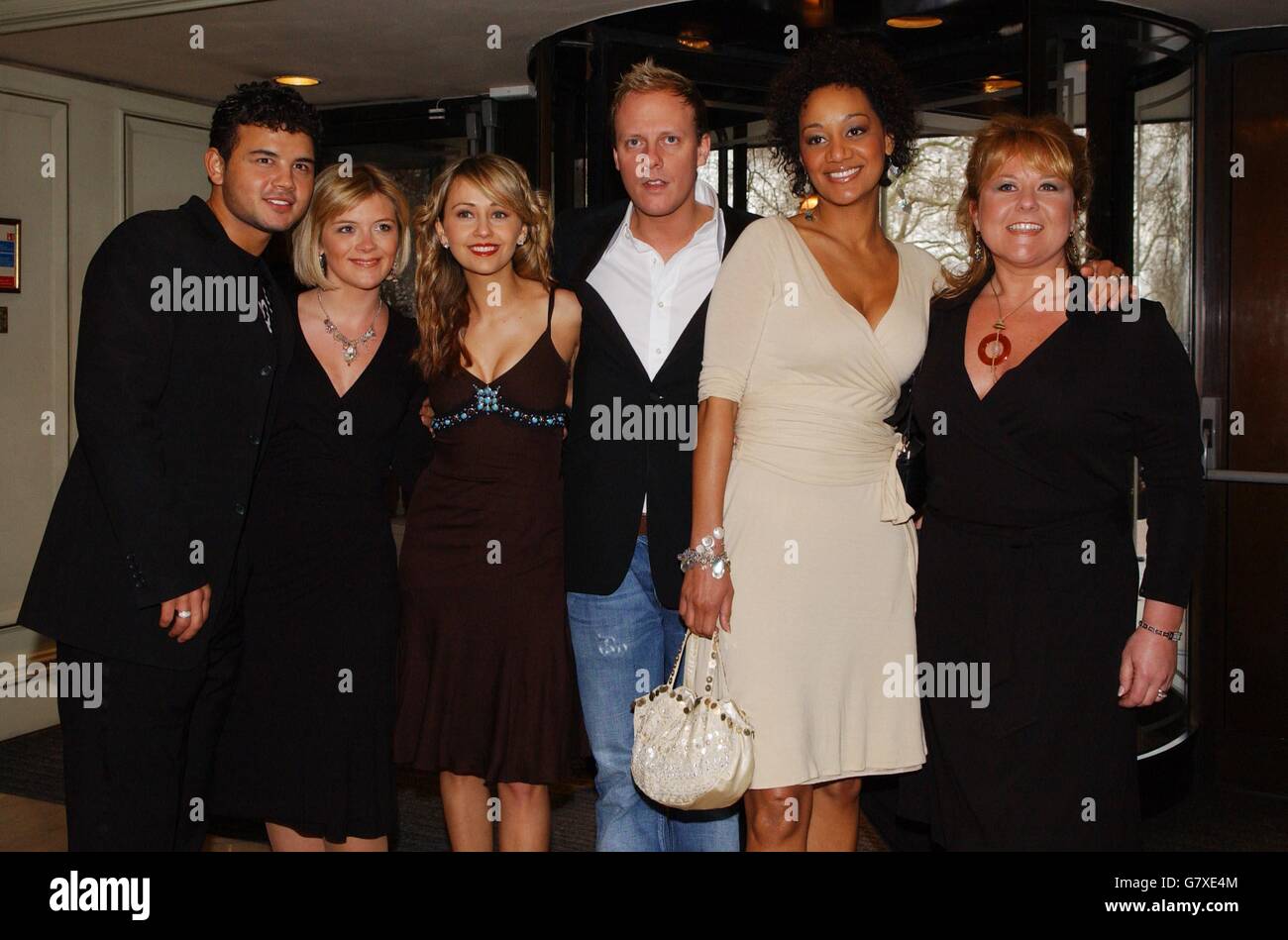 (L-R) attori di Coronation Street Ryan Thomas, Jane Danson, Samia Ghadie, Antony Cotton, Tupele Dorgu e Wendi Peters. Foto Stock