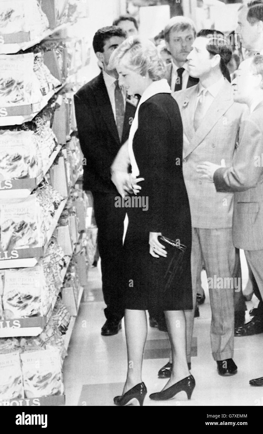 Il Principe e Principessa di Galles nel reparto alimentare del principale negozio Marks and Spencer di Parigi. Foto Stock