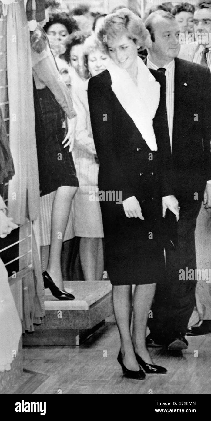 La principessa del Galles, che indossa un abito da cappotto Catherine Walker con un finto colletto in pelliccia, sguardi a una mostra di abiti da donna nel principale negozio Marks and Spencer di Parigi. Foto Stock