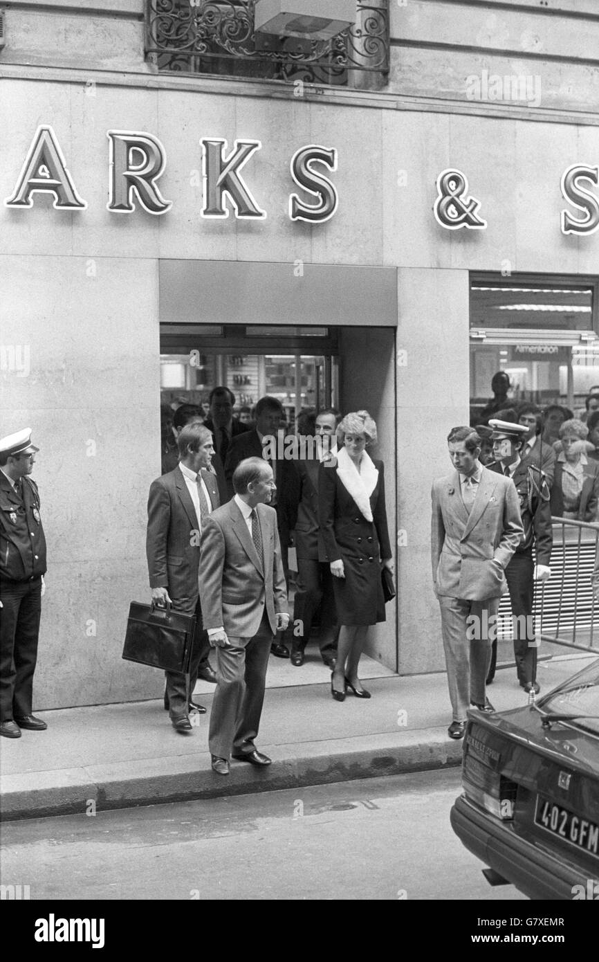 Il Principe e Principessa di Galles lascia il principale negozio di Parigi di Marks e Spencer, dove sono stati presentati dal direttore dello store John Griffin. La coppia è in visita ufficiale di cinque giorni al capital francese. Foto Stock