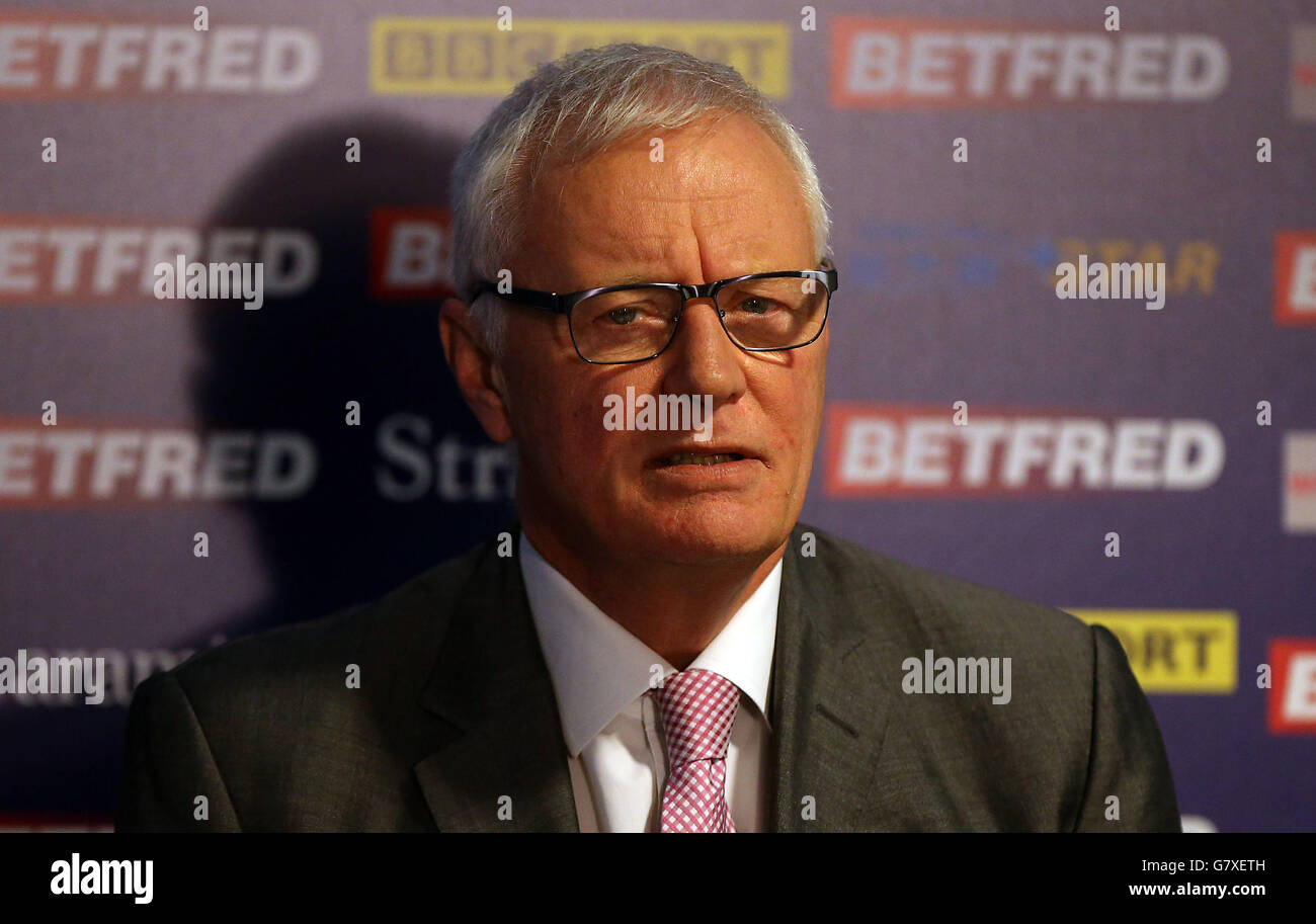 Presidente della World Professional Billiards and Snooker Association Barry Hearn durante il giorno 12 dei Campionati Mondiali di Betfred al Crucible Theatre di Sheffield. Foto Stock