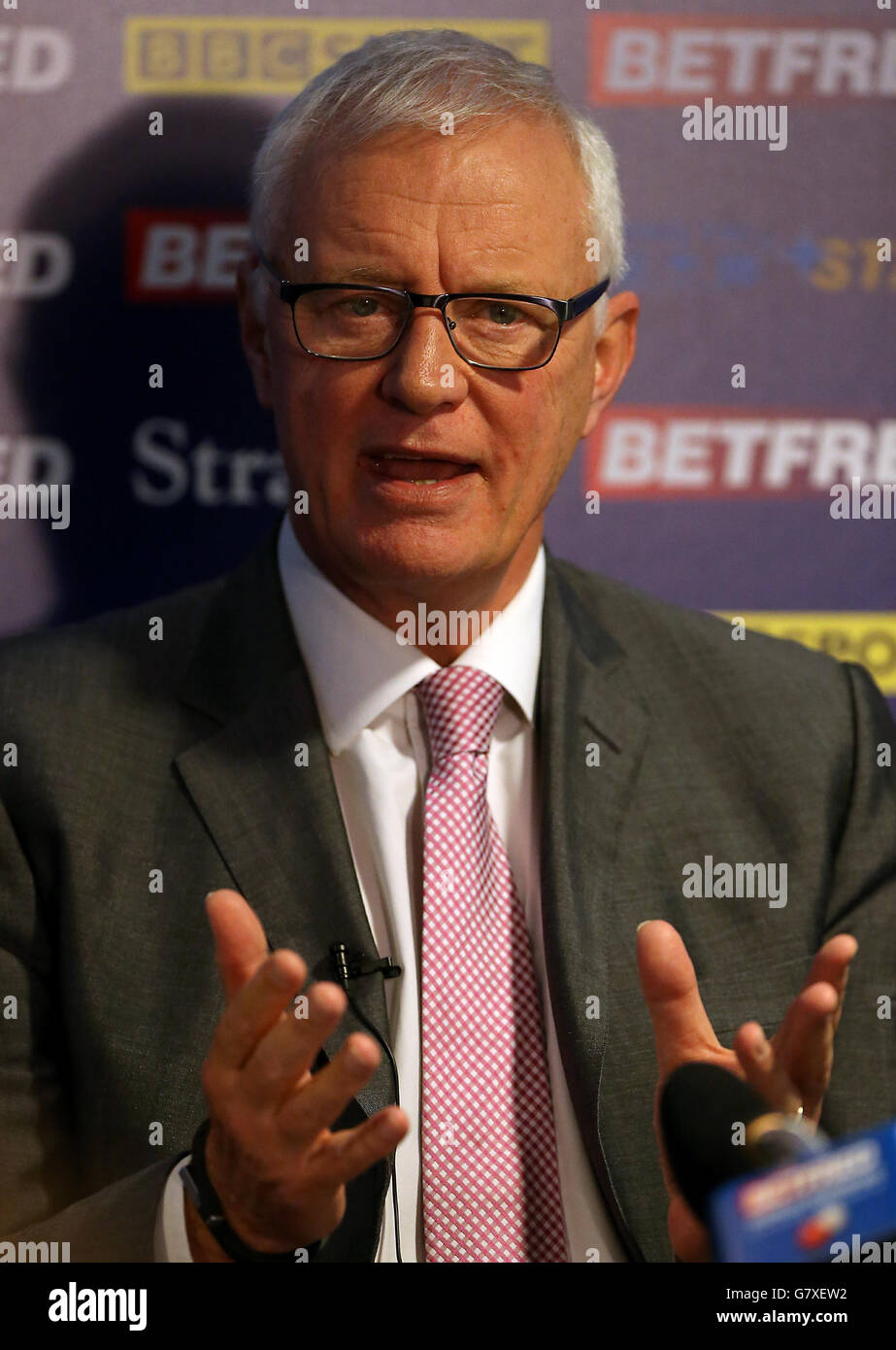 Presidente della World Professional Billiards and Snooker Association Barry Hearn durante il giorno 12 dei Campionati Mondiali di Betfred al Crucible Theatre di Sheffield. Foto Stock