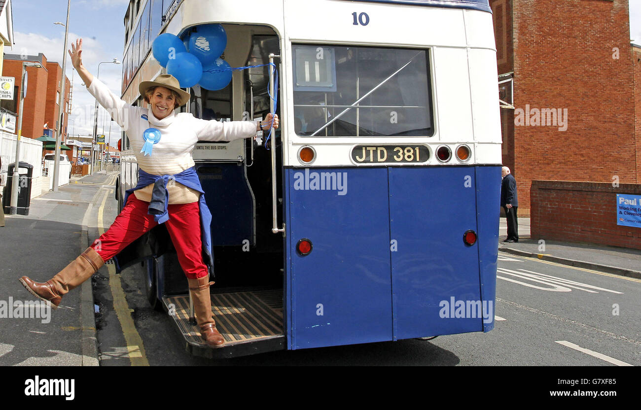 Edwina Currie su un autobus di campagna per il candidato locale Paul Maynard durante una visita al New Yorker Sundaes Ice Cream Parlor a Cleveleys, Blackpool, Lancashire, mentre sulla pista della campagna elettorale Generale. Foto Stock