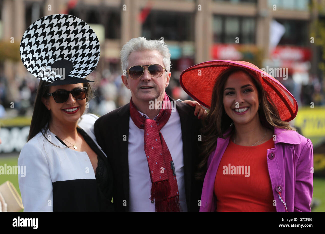 Louis Walsh si pone per le foto con gli amanti della corsa durante il Queally Group che festeggia 35 anni a Naas Punchestown Champion Hardle Day a Punchestown Racecourse, Co. Kildare, Irlanda. Foto Stock