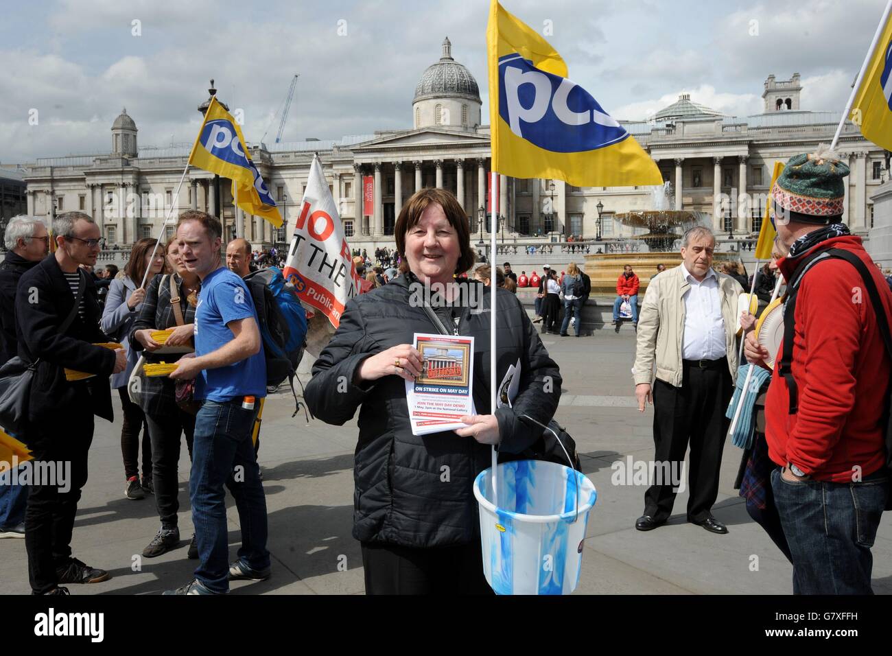 National Gallery Strikers a Trafalgar Square, Londra, per il loro ultimo sciopero, organizzato dal sindacato dei servizi pubblici e commerciali, contro la privatizzazione dei servizi per i visitatori della galleria. Foto Stock