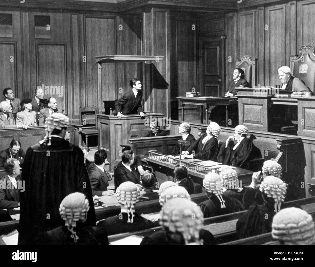 Film - 'The Paradise Case' - Charles Laughton. Scena della sala di corte del 'caso Paradine', con Charles Laughton e Louis Jourdan. Foto Stock