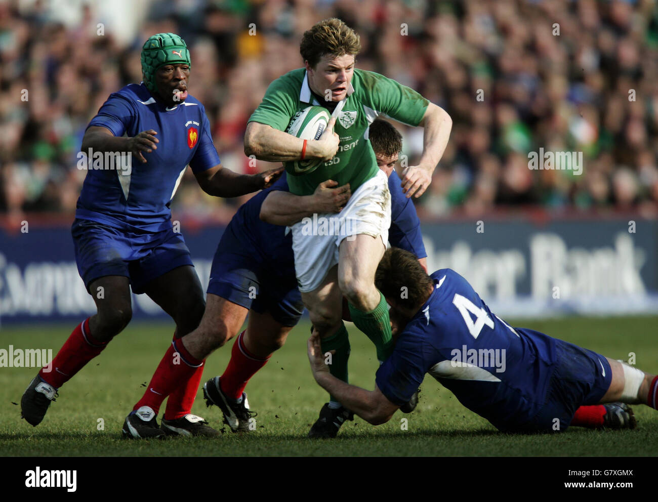 Rugby Union - RBS 6 Nations Championship 2005 - Irlanda contro Francia - Lansdowne Road. Serge Betson (L) guarda come Brian o'Driscoll in Irlanda è affrontato da Sylvain Marconnet e Fabien Pelous (R). Foto Stock