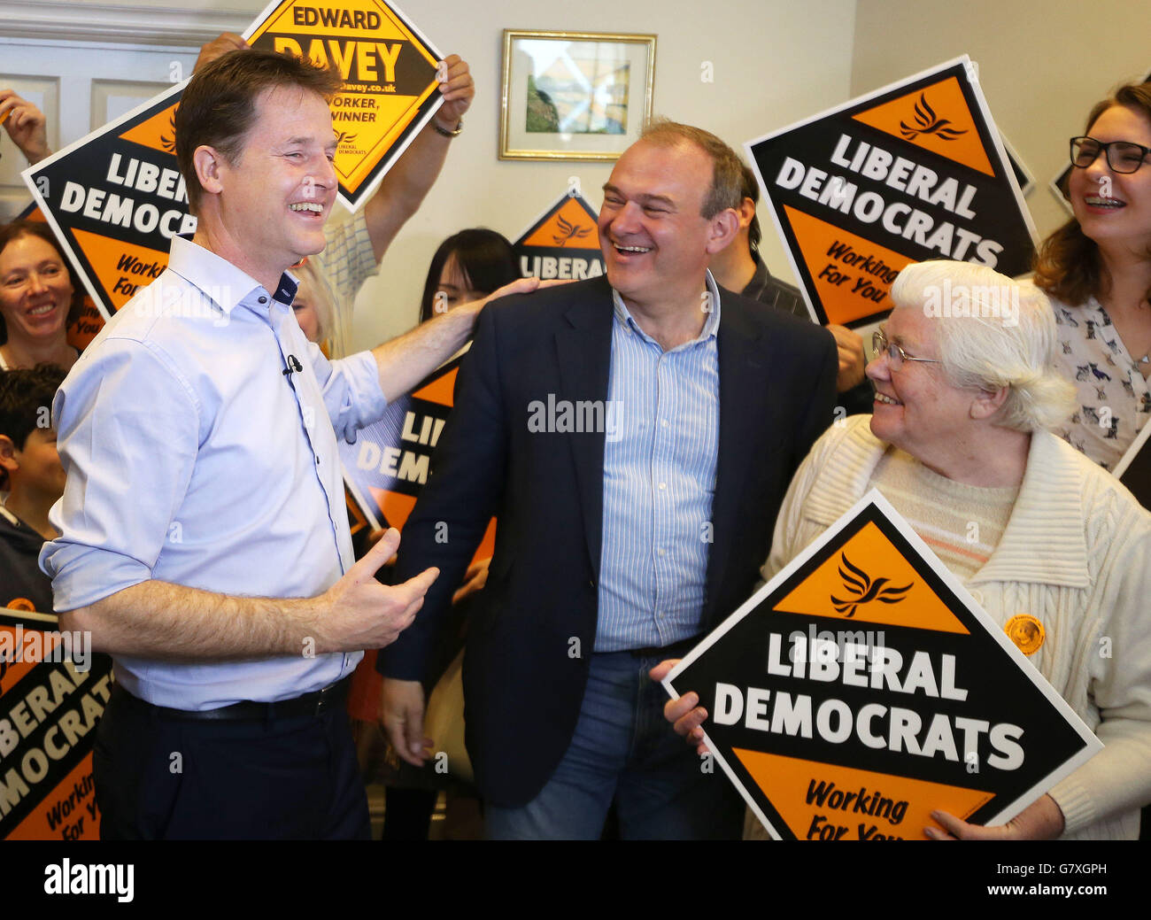 Il leader del Partito liberaldemocratico Nick Clegg (a sinistra) e il Segretario per l'energia ed Davey con i loro sostenitori durante una visita a Surbiton, a sud-ovest di Londra. Foto Stock