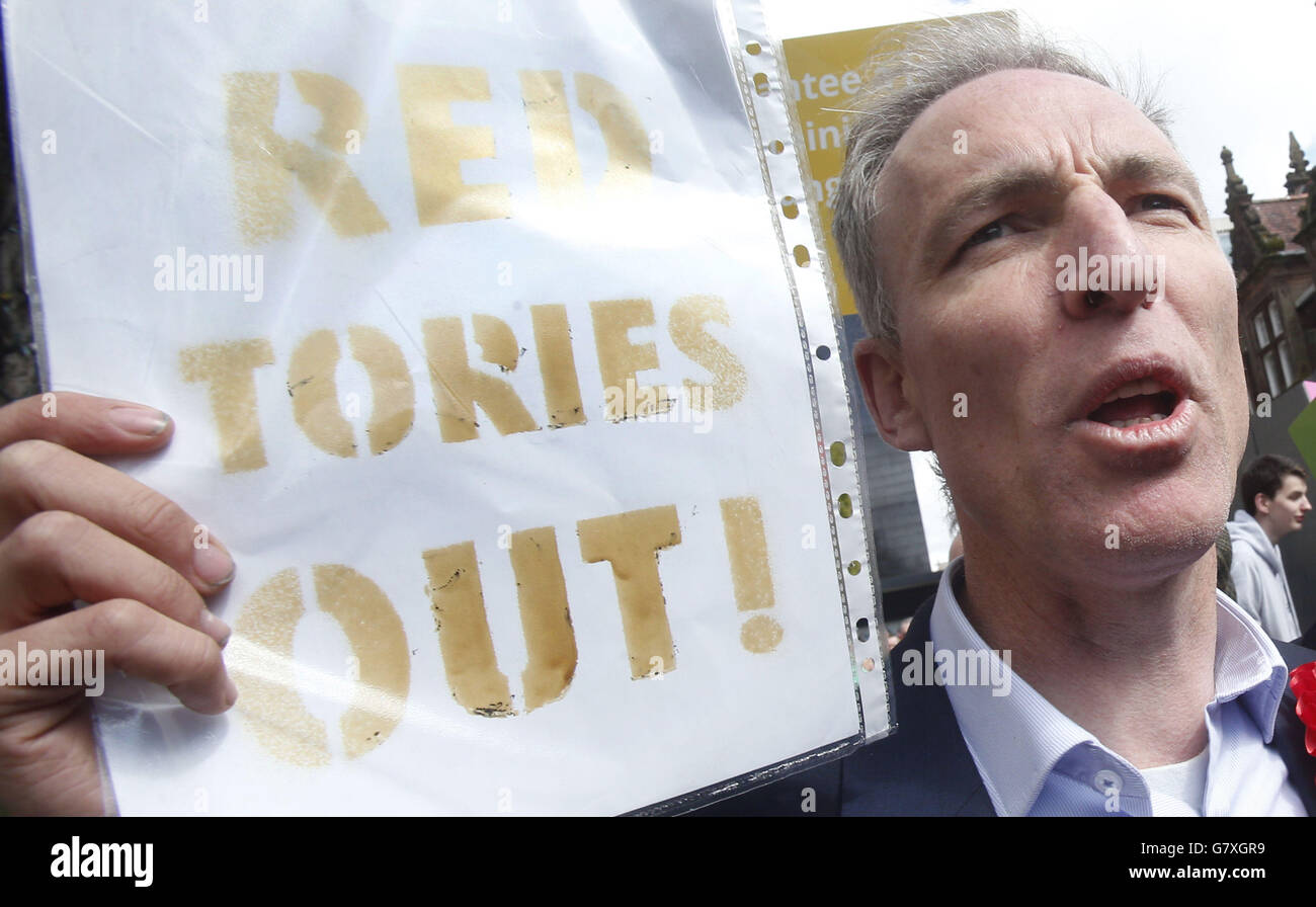 Un esponente ha un'iscrizione accanto al leader laburista scozzese Jim Murphy sul percorso della campagna elettorale generale a Glasgow. Foto Stock