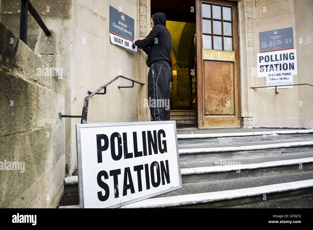 I cartelli delle seggi elettorali vengono messi fuori dalla Biblioteca Centrale di Bristol, dal momento che la Gran Bretagna si reca oggi alle urne nelle elezioni generali più incerte per decenni, senza alcun partito sulla strada per emergere chiaramente vincitore. Foto Stock
