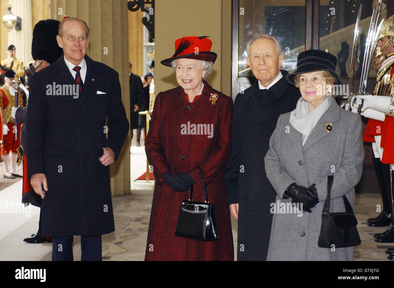 La regina britannica Elisabetta II (seconda a sinistra) torna all'ingresso Grande, con il duca di Edimburgo (a sinistra), il presidente della Repubblica italiana, il signorino Carlo Azeglio Ciampi e sua moglie Signora Ciampi, dopo aver ispezionato la Guardia nella Parata delle Orseguard. Foto Stock