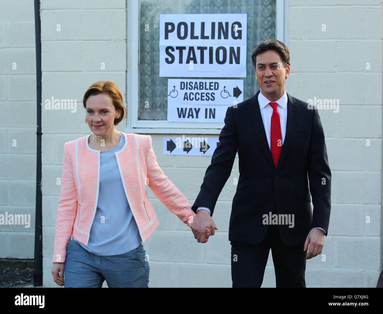 Il leader del Partito del lavoro ed Miliband e sua moglie Justine dopo aver votato nella sala del villaggio di Sutton a Doncaster, mentre la Gran Bretagna va oggi alle urne nelle elezioni generali più incerte per decenni, senza alcun partito sul corso per emergere un chiaro vincitore. Foto Stock