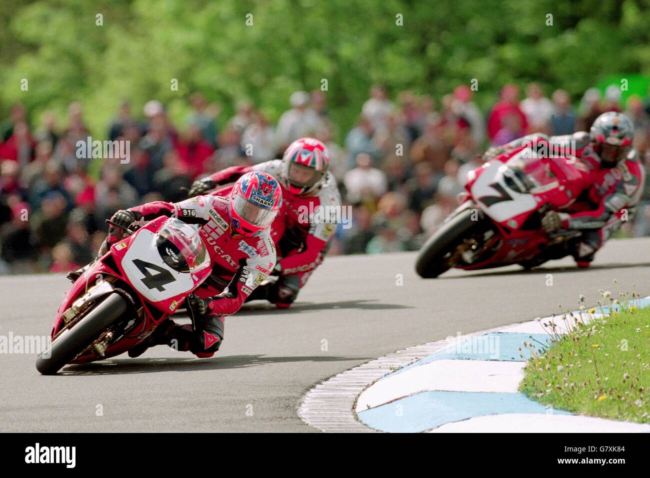Carl Fogarty sulla sua Ducati 916 rossa, uno dei piloti di maggior successo di tutti i tempi, guida il campo durante il Gran Premio di Gran Bretagna a Donington Park. 'Foggy' avrebbe vinto la gara, ma perde il campionato per l'americano John Kocinski. Foto Stock