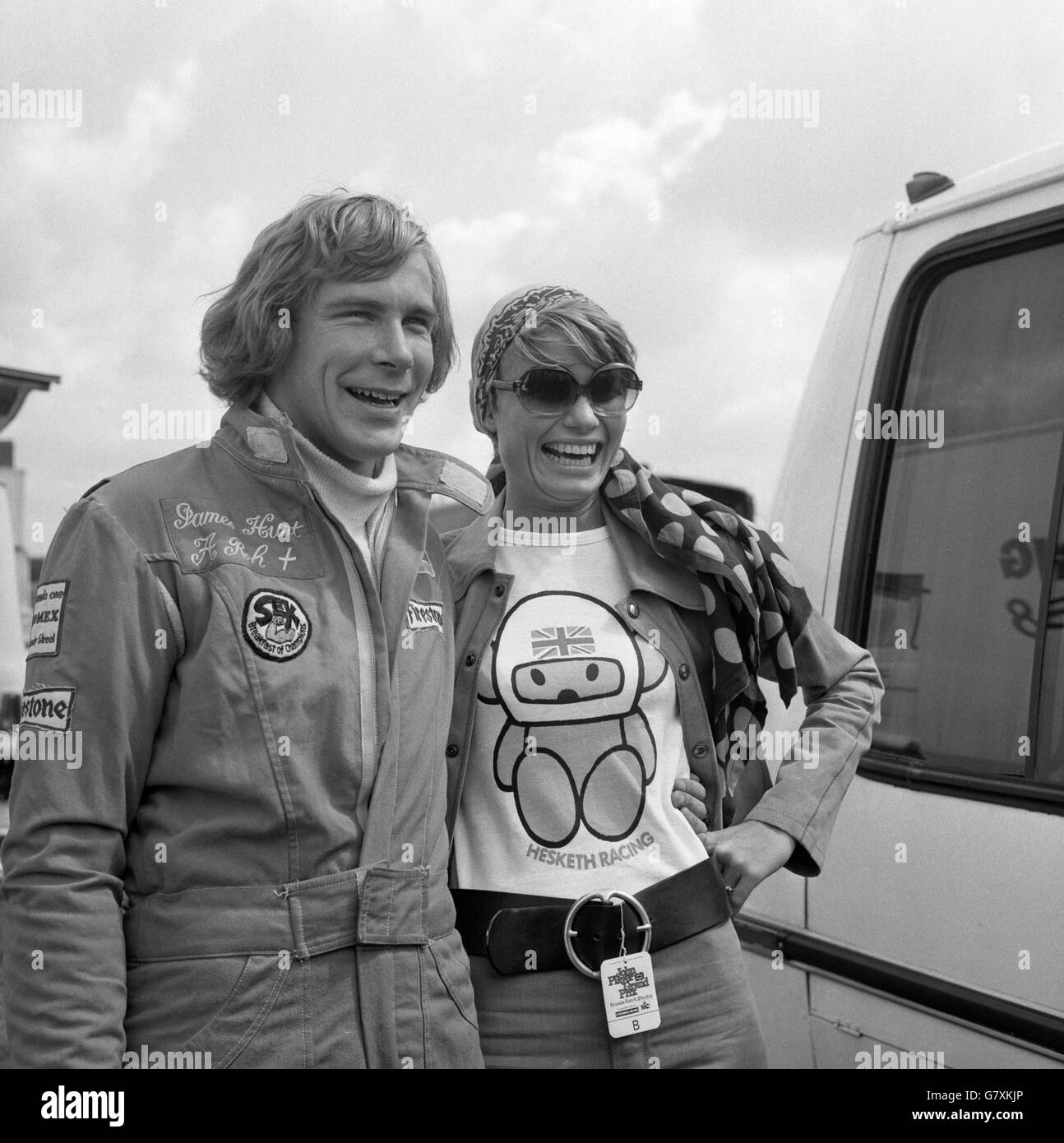 Il driver di formula uno James Hunt, 26, con il suo fidanzato Susy Miller, 25, a Brands Hatch, dove stava esercitandosi per il Gran Premio John Player. Foto Stock