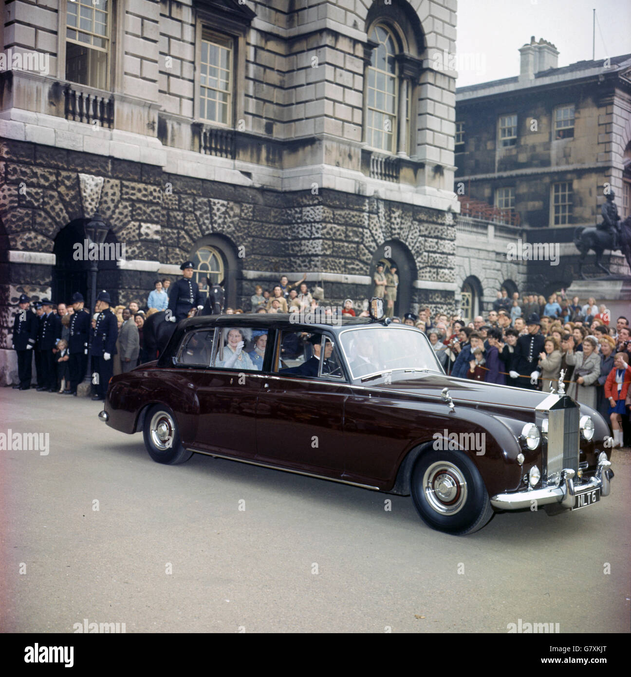 La Regina Madre in macchina per raggiungere l'Abbazia di Westminster per il matrimonio della Principessa Alexandra e Angus Ogilvy. Foto Stock