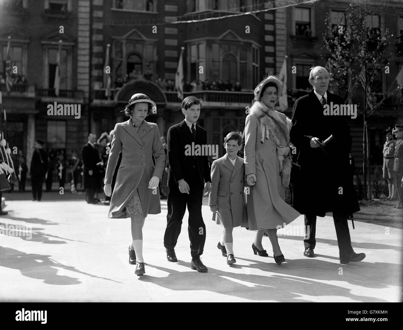 Lord Halifax arriva con la Duchessa di Kent e i suoi figli, la principessa Alexandra, il Principe Edoardo e il Principe Michael, quando arrivano per la cerimonia di inaugurazione di una statua del presidente degli Stati Uniti F. D. Roosevelt in Grosvenor Square. Foto Stock