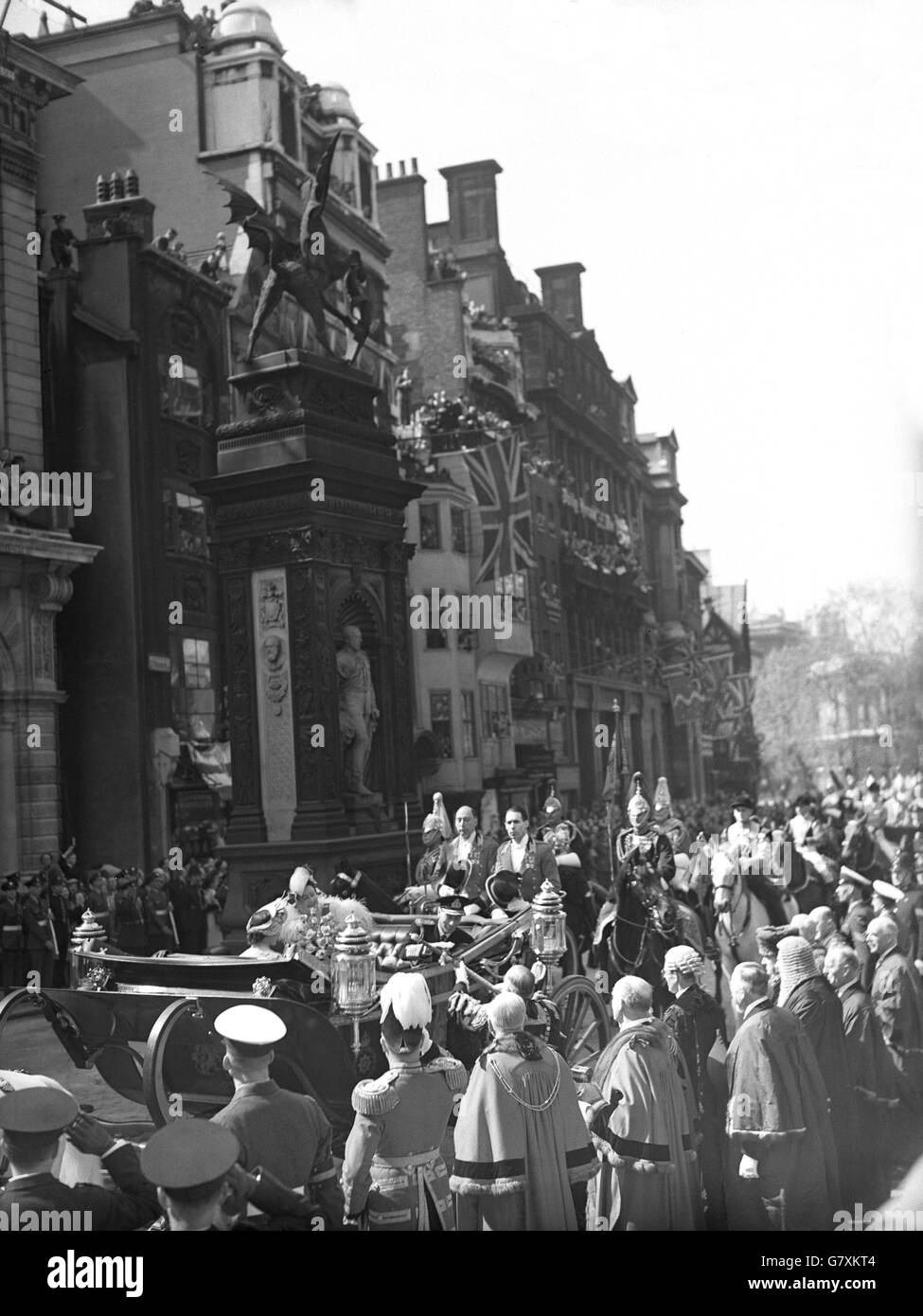 Re Giorgio VI riceve la spada dal Signore Sindaco di Londra al Temple Bar mentre lo Stato Landau entrò nella città. Nella carrozza con sua Maestà sono la Regina e la Principessa Margaret. Il Re e la Regina sono sulla strada per un servizio di nozze d'argento del Ringraziamento alla Cattedrale di St. Paul. Foto Stock