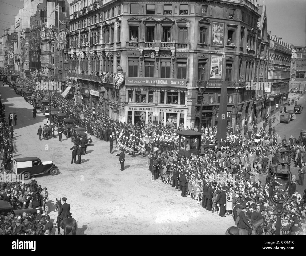 La folla su Fleet Street attende il Re e la Regina mentre si portano alla Cattedrale di St. Paul, dove si terrà un servizio di ringraziamento per il loro anniversario di matrimonio d'Argento. Foto Stock