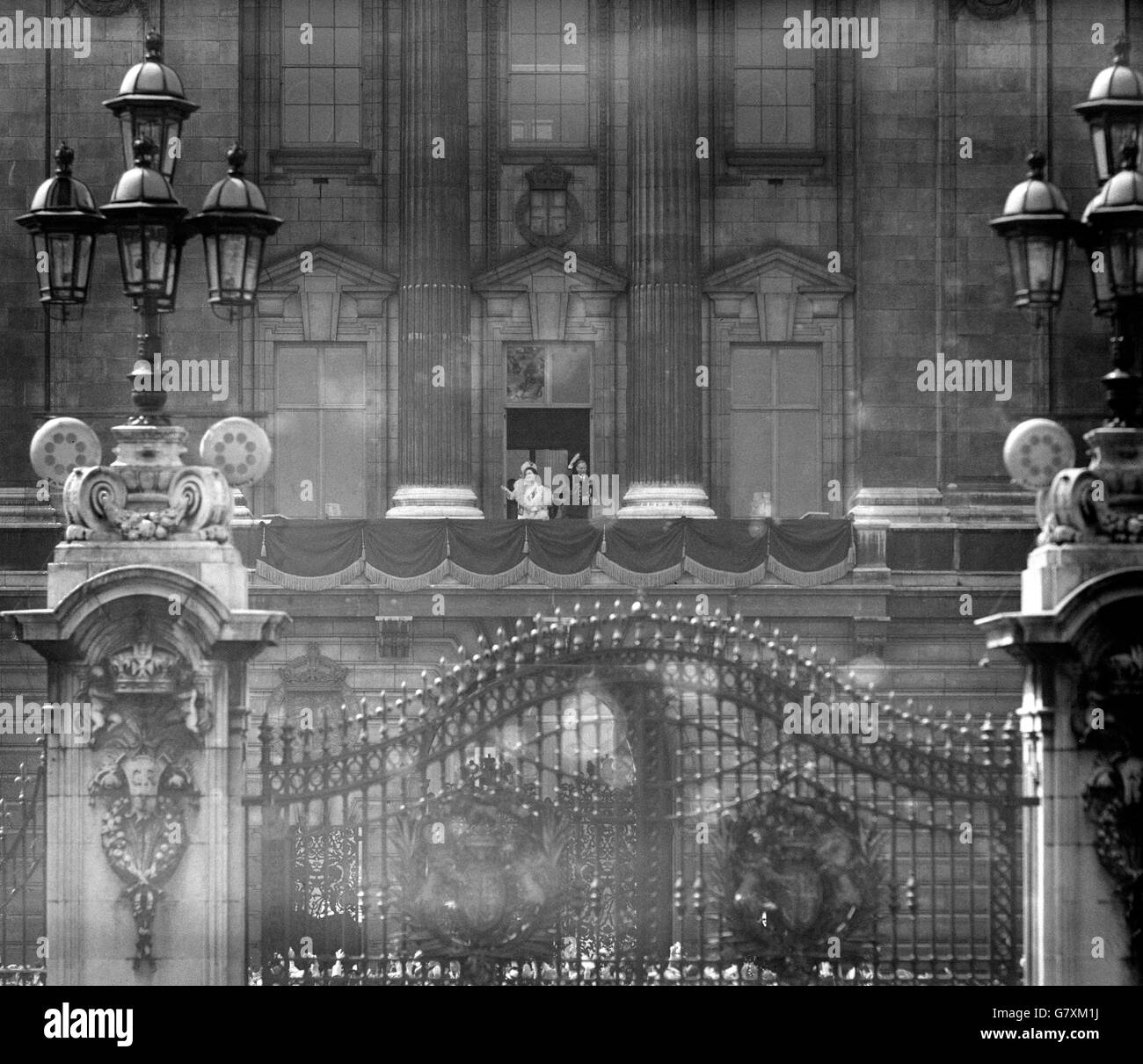 Re Giorgio VI e la Regina sul balcone di Buckingham Palace mentre celebrano il loro anniversario di matrimonio d'Argento. Foto Stock