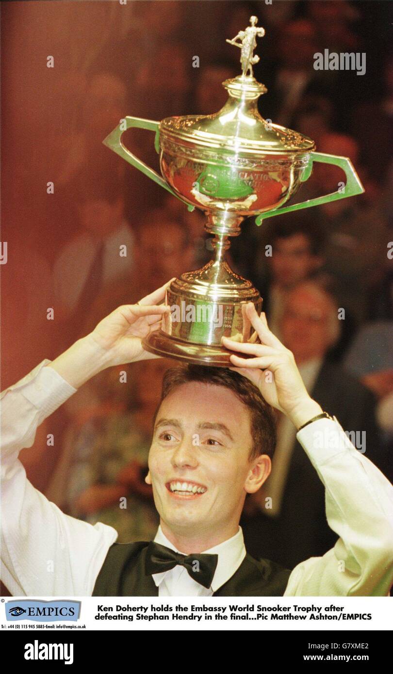 Ken Doherty detiene il Trofeo Embassy World Snooker dopo la sconfitta Stephen Hendry in finale Foto Stock