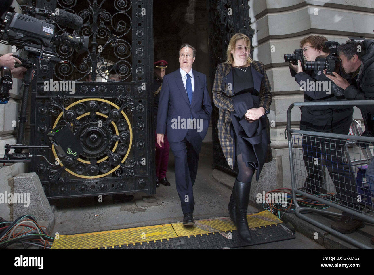 Il primo Ministro David Cameron ritorna al 10 Downing Street, dopo un servizio di ricordo al Cenotaph di Whitehall, Londra, per celebrare il 70° anniversario della VE Day. Foto Stock
