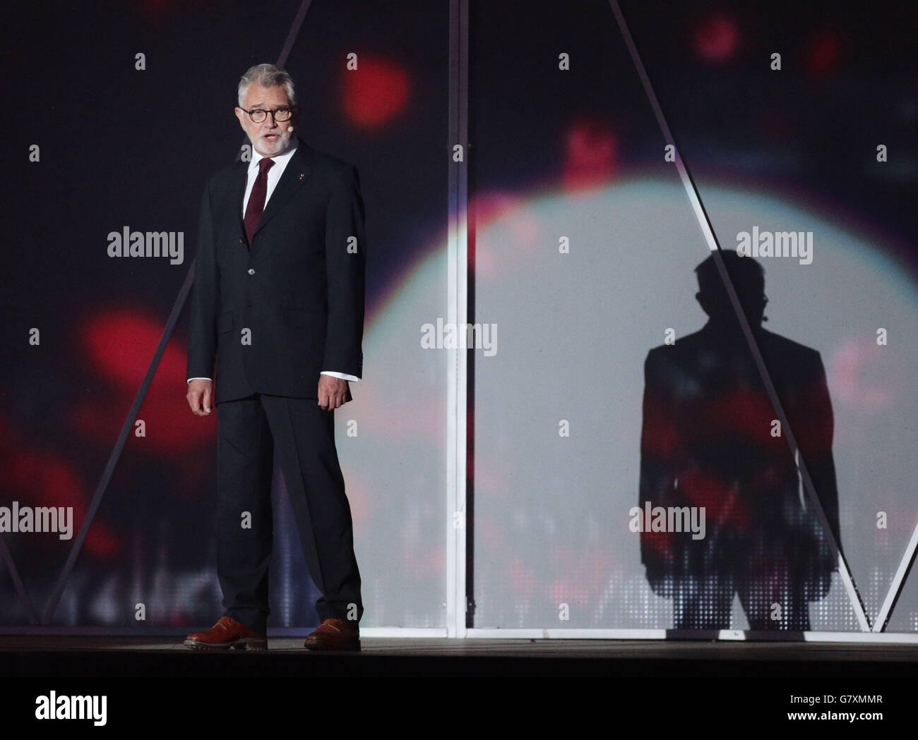 Martin Shaw sul palco durante il VE Day 70: Un concerto Party to Remember sulla Horse Guards Parade, Whitehall, Londra. Foto Stock