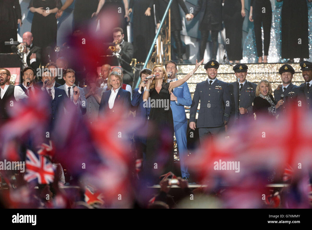 Katherine Jenkins (centro) con artisti sul palco durante il finale del VE Day 70: Un concerto Party to Remember sulla Horse Guards Parade, Whitehall, Londra. Foto Stock