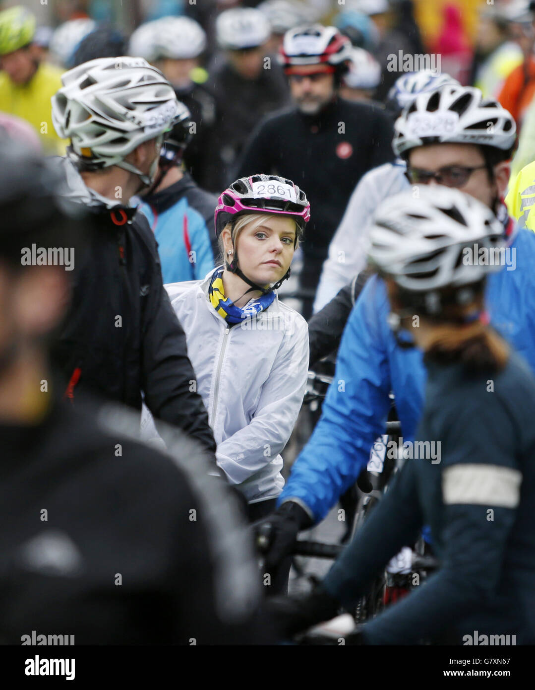 I ciclisti partecipano alla gara ciclistica Marie Curie Cancer Care Etape Caledonia a Pitlochry, Scozia. Foto Stock