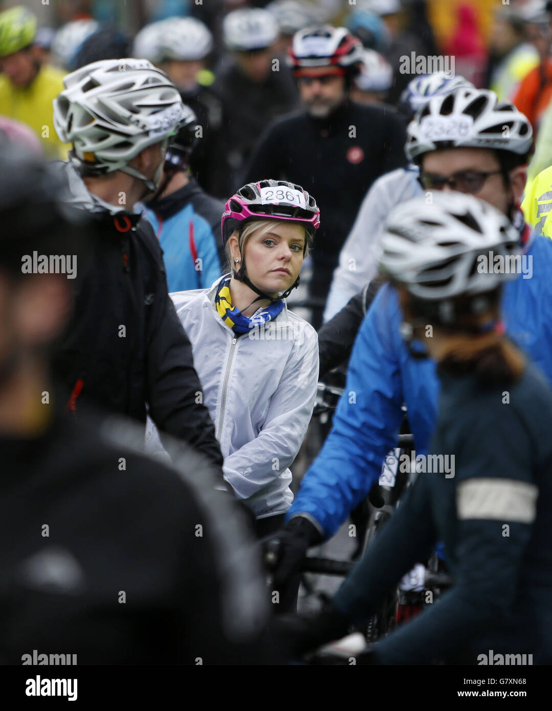 I ciclisti partecipano alla gara ciclistica Marie Curie Cancer Care Etape Caledonia a Pitlochry, Scozia. Foto Stock
