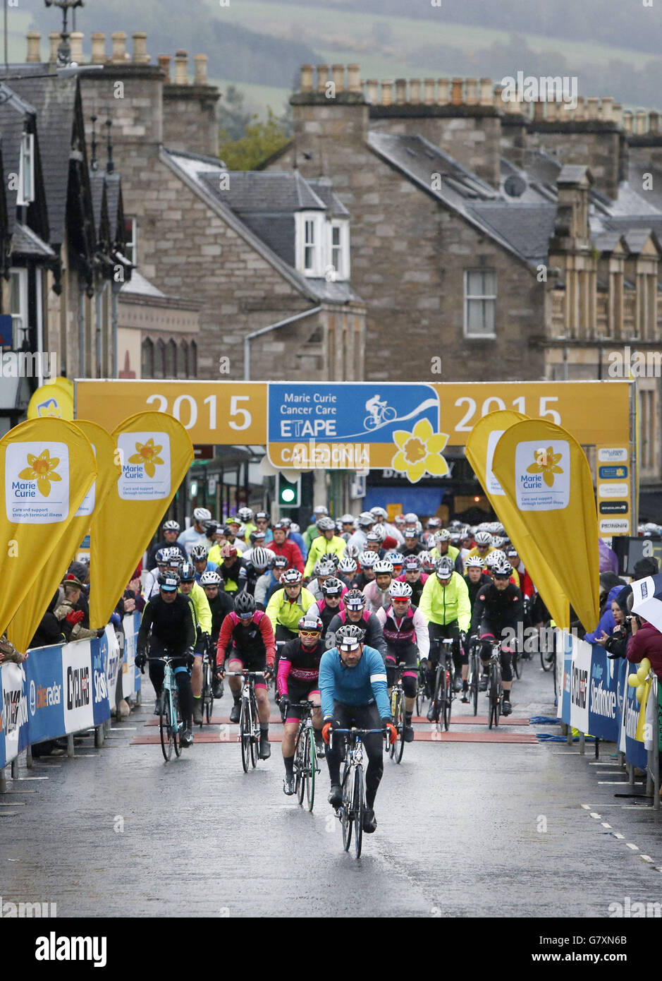 Marie Curie Cancer Care Etape Caledonia. I ciclisti partecipano alla gara ciclistica Marie Curie Cancer Care Etape Caledonia a Pitlochry, Scozia. Foto Stock