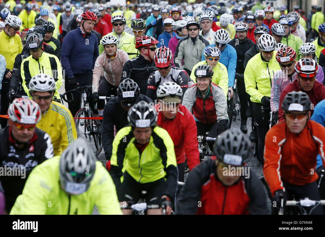 I ciclisti partecipano alla gara ciclistica Marie Curie Cancer Care Etape Caledonia a Pitlochry, Scozia. Foto Stock