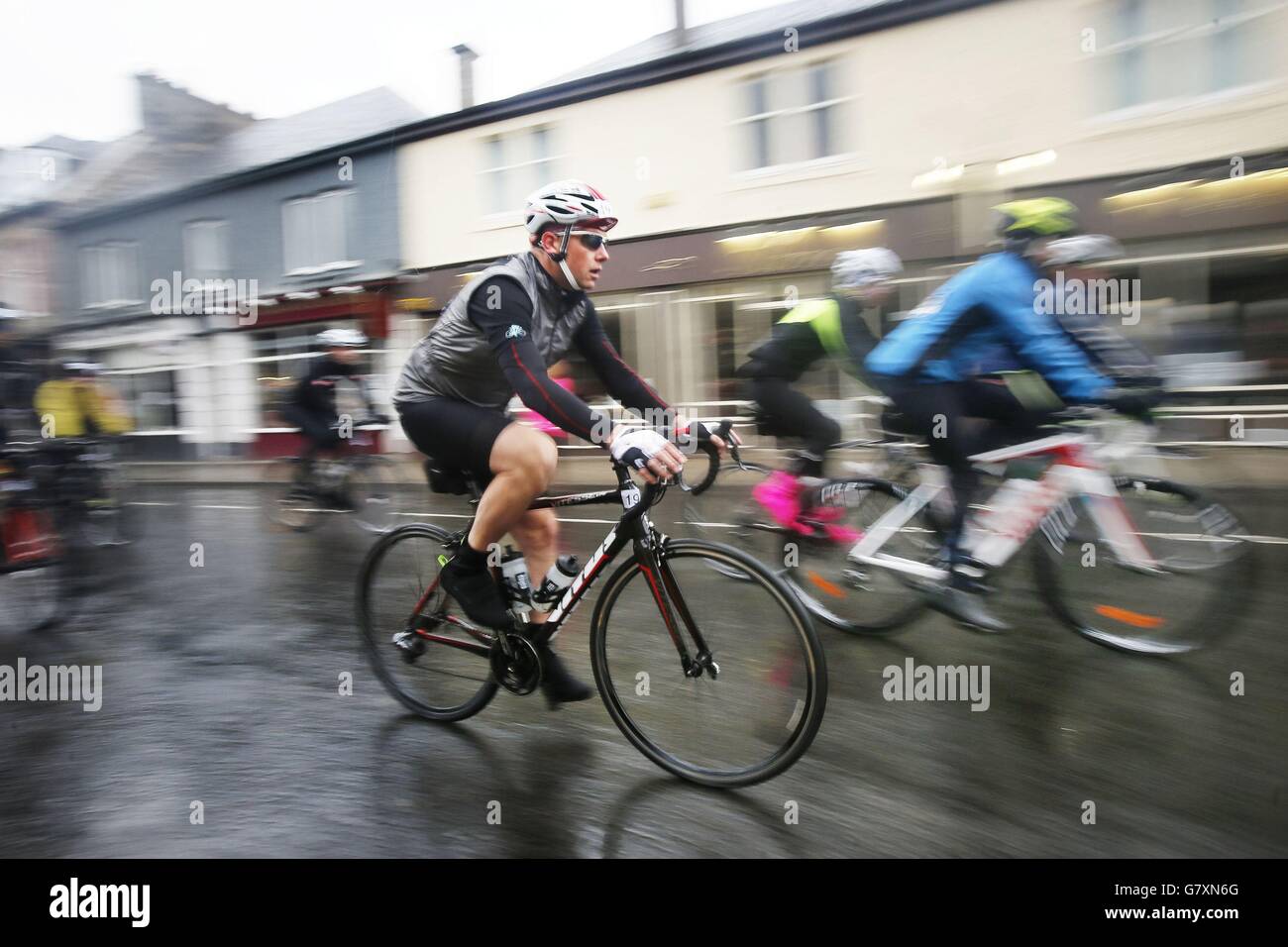 I ciclisti partecipano alla gara ciclistica Marie Curie Cancer Care Etape Caledonia a Pitlochry, Scozia. Foto Stock