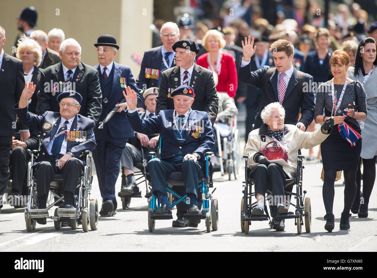 I veterani ondeggiano alla folla durante la VE Day Parade per celebrare il 70° anniversario del VE Day, a Whitehall a Londra. Foto Stock