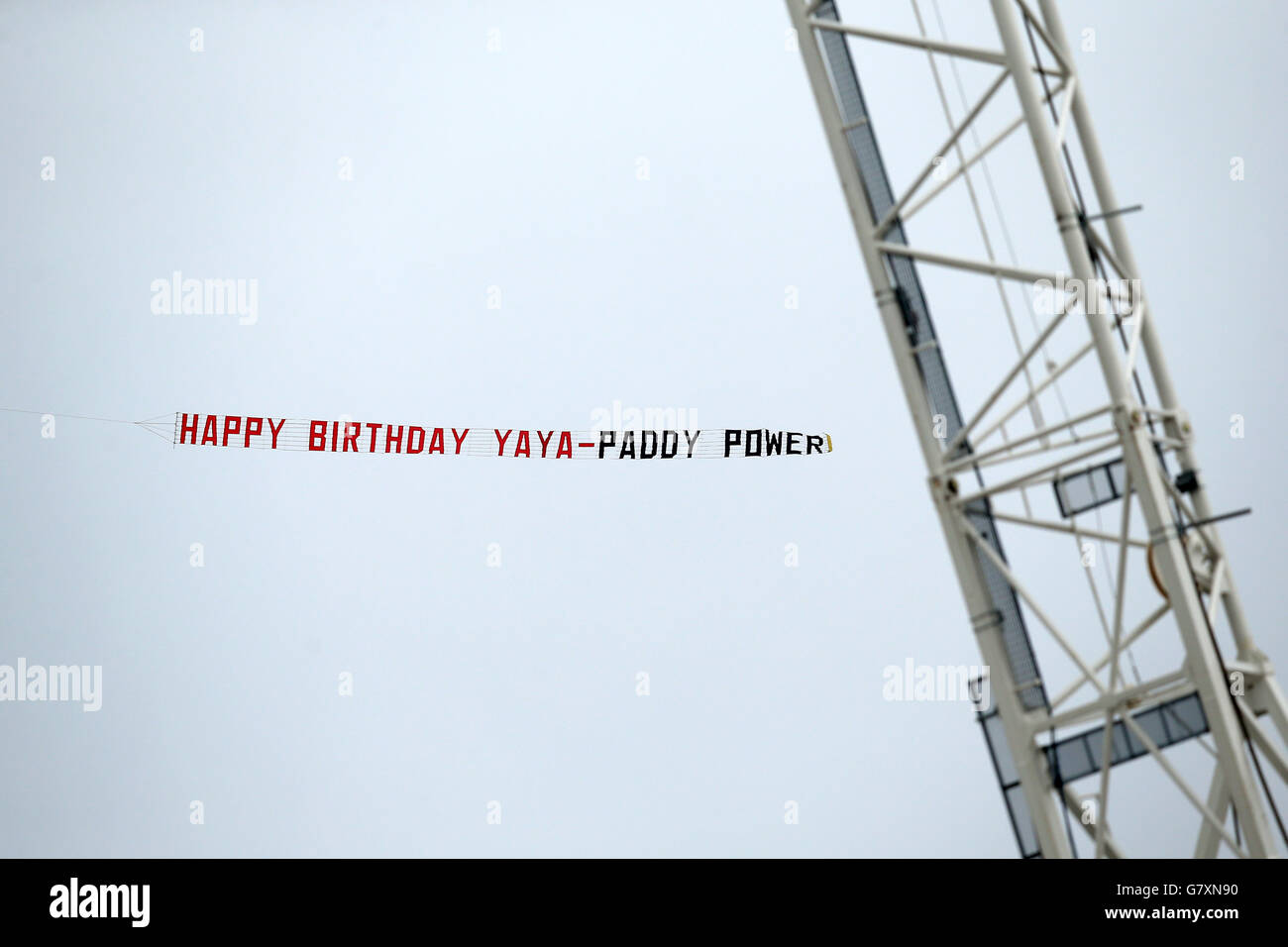 Un aereo leggero che tira un messaggio in un banner sopra Lo stadio che desidera Yaya Toure di Manchester City un buon compleanno Foto Stock