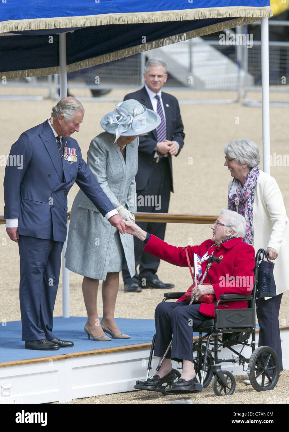 I veterani di guerra passarono il Principe Carlo e Camilla, la Duchessa di Cornovaglia durante una Parata di VE Day per celebrare il 70° anniversario del VE Day, alla Horse Guards Parade di Londra. Foto Stock