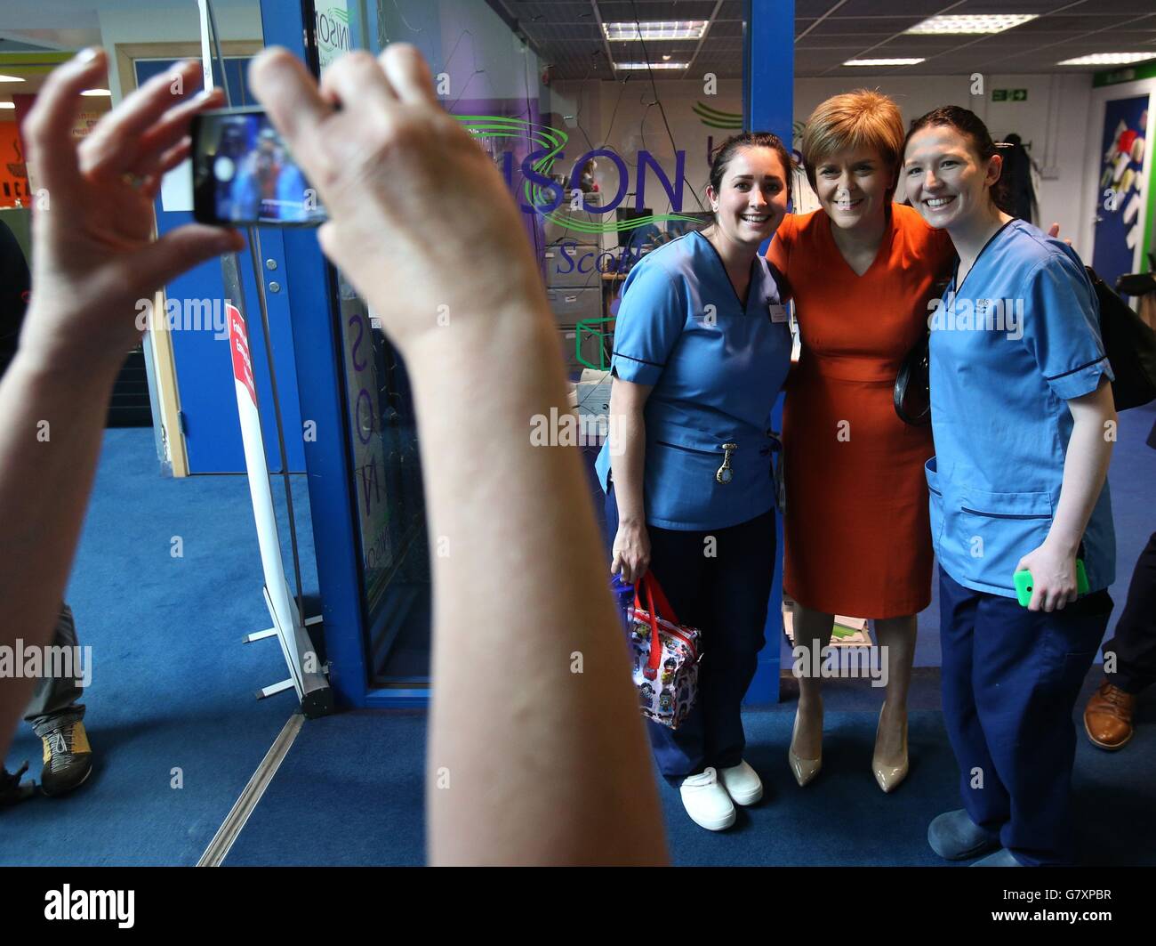 Il primo ministro Nicola Sturgeon propone una foto con un gruppo di infermieri durante una visita alla Royal Infirmary di Edimburgo, dove ha lodato il personale per il miglioramento delle prestazioni A&e sin dalla prima pubblicazione dei dati settimanali. Foto Stock