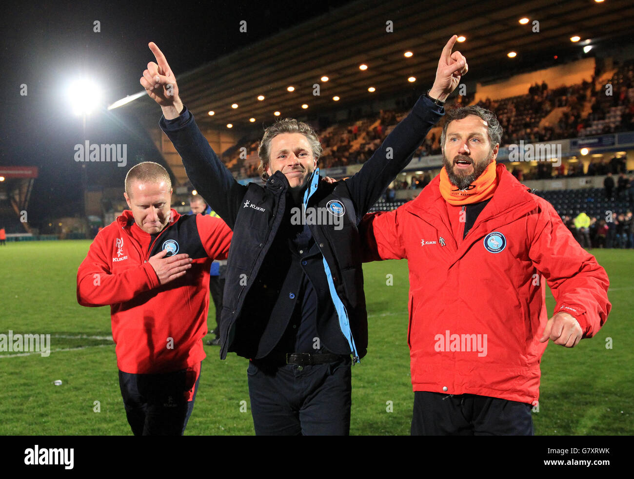 Gareth Ainsworth, direttore di Wycombe Wanderers, festeggia sul campo dopo Il fischio con il presepe assistente Richard Dobson (a sinistra) e il portiere Allenatore Barry Richardson Foto Stock