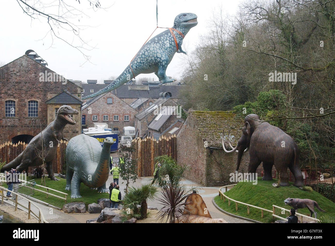 Un modello a grandezza naturale di un Tyrannosaurus Rex è abbassato nella Valle dei Dinosauri attrazione. Foto Stock