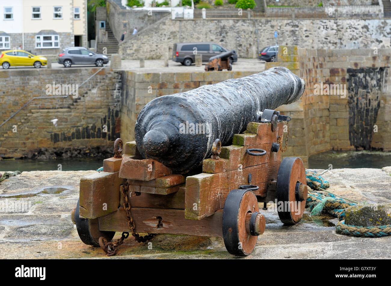 Una Canon da naufraghi fregata HMS Anson 1807 Porthleven harbour Cornwall Inghilterra REGNO UNITO Foto Stock