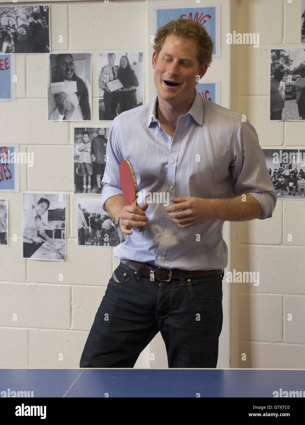 Prince Harry gioca a Ping-pong durante la sua visita per trasformare la tua vita intorno al centro giovanile di Auckland sull'ultima tappa del suo tour in Nuova Zelanda. Foto Stock