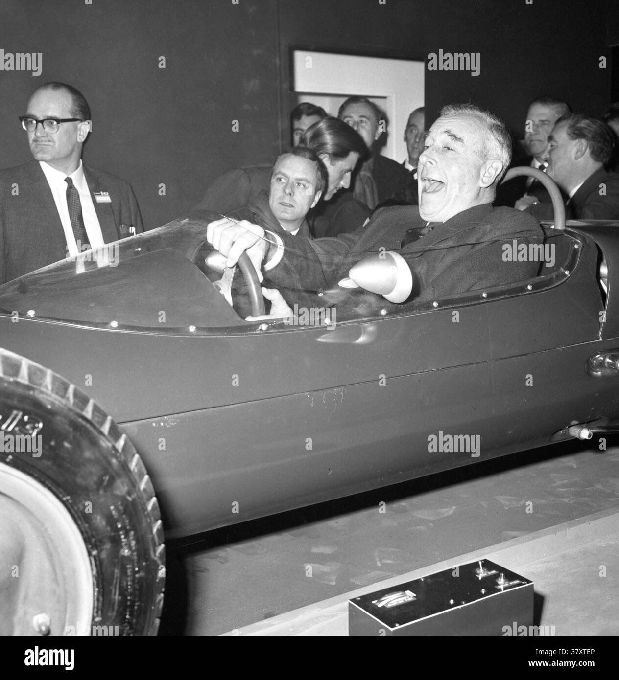 L'ammiraglio della flotta Earl Mountbatten della Birmania prova un simulatore di guida dopo l'apertura del Racing Car Show all'Olympia di Londra. Foto Stock